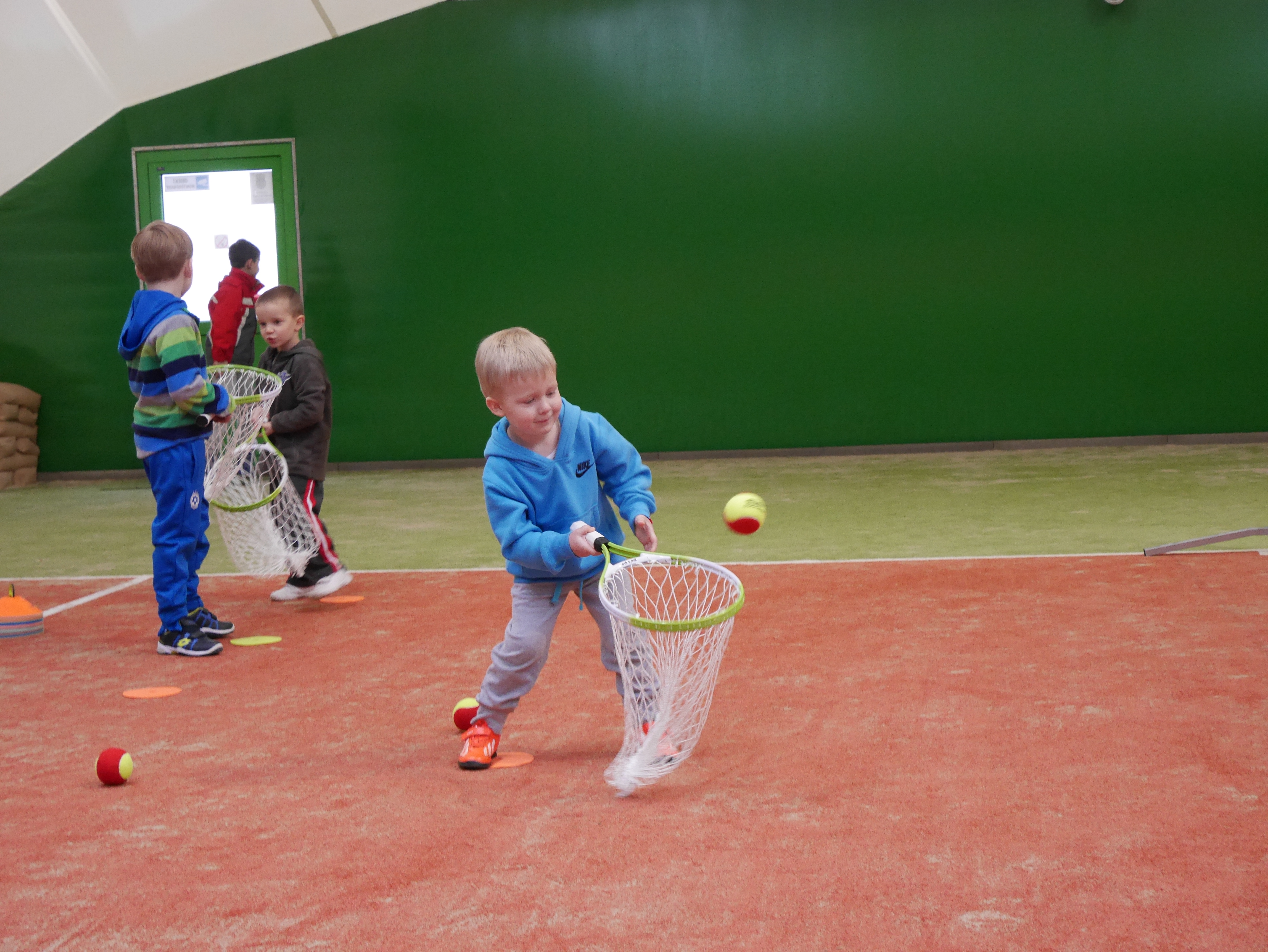Read more about the article Dlaczego warto zapisać dziecko na tenis ?